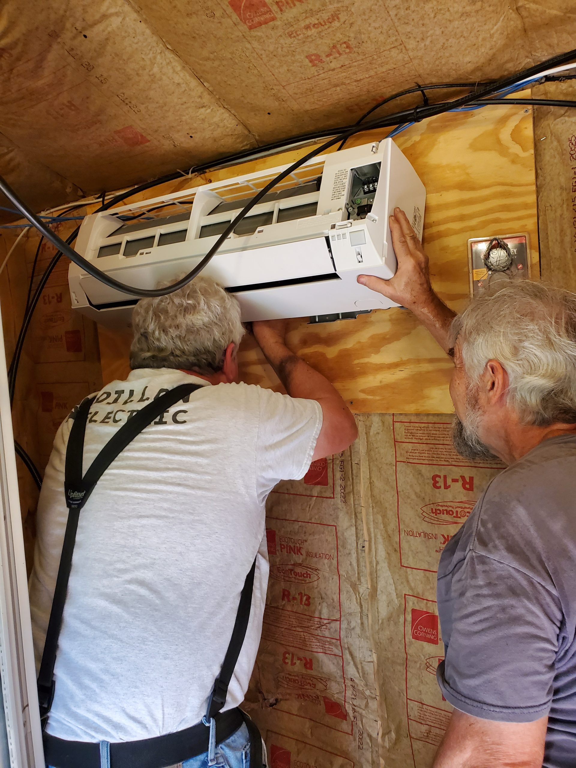 Byron AK4XR and Gil KM4OZH install the inside AC unit at Mt. Pone